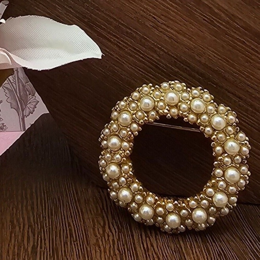 Ciner Wreath Brooch Faux Pearl Gold‎ Tone Vintage Circle 1.5"Pin Signed Classic